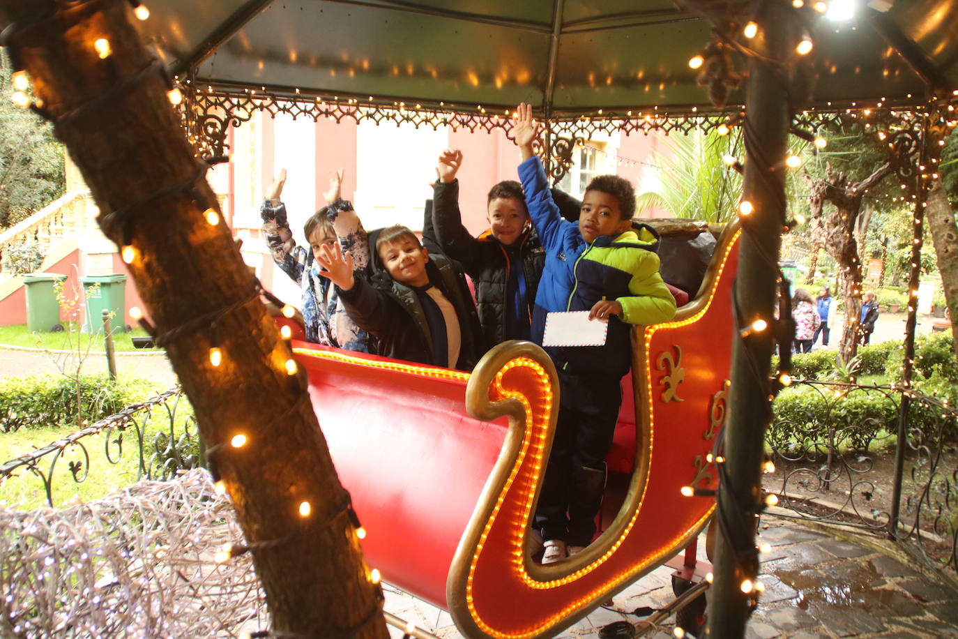 Un grupo de amigos se monta en el trineo de Papá Noel.